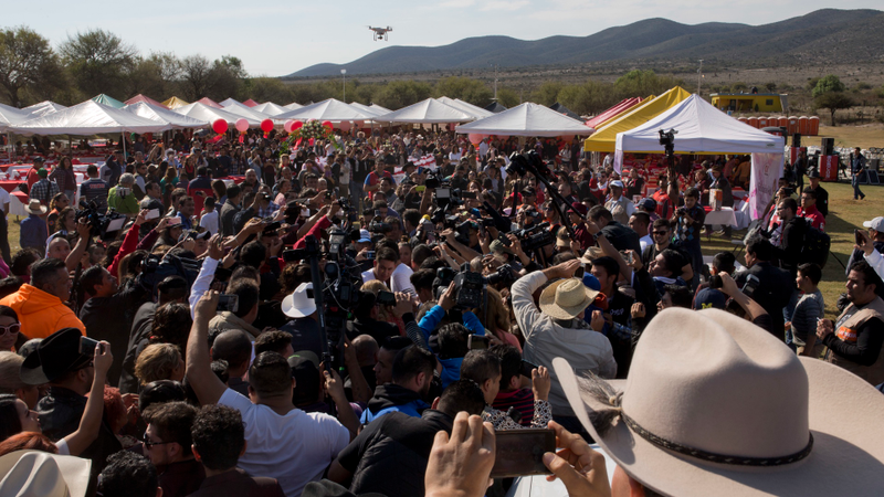 Las cámaras rodean a Rubí en su fiesta de cumpleaños. Imagen: Enric Marti / AP